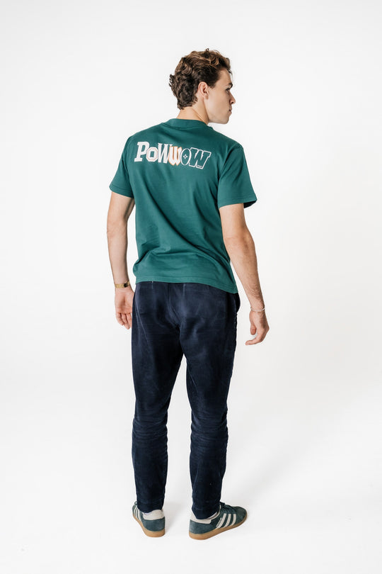 Rückansicht eines männlichen Models, das das dunkelgrüne POWWOW T-Shirt green mit großem Backprint trägt.