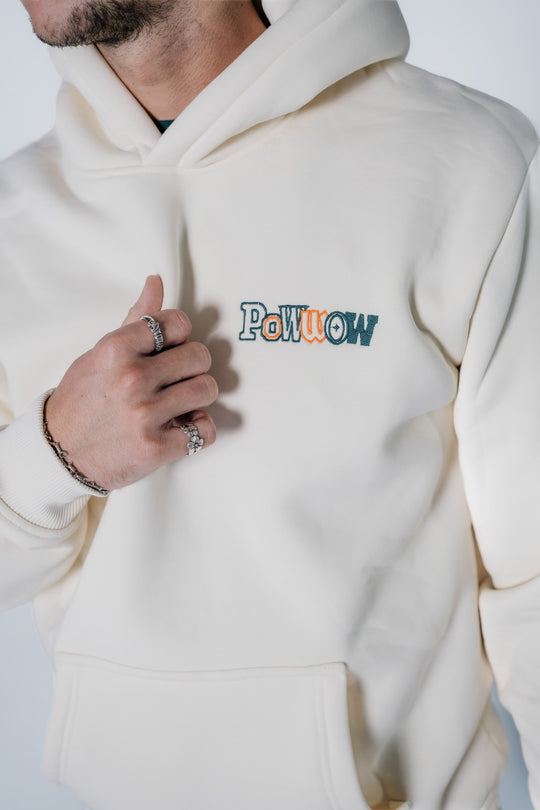 Nahaufnahme des POWWOW Signature Hoodies CREAM mit kleinem, gesticktem Logo-Stick auf der linken Brust.